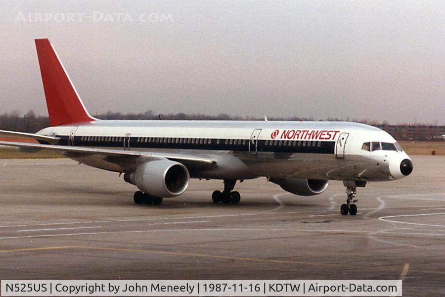 N525US, 1987 Boeing 757-251 C/N 23619, Taxiing in