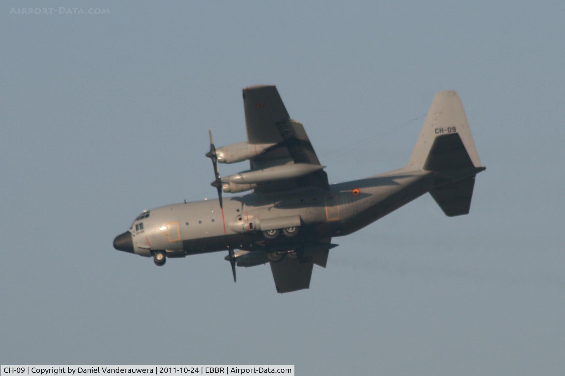 CH-09, 1973 Lockheed C-130H Hercules C/N 382-4479, Descending to RWY 07R