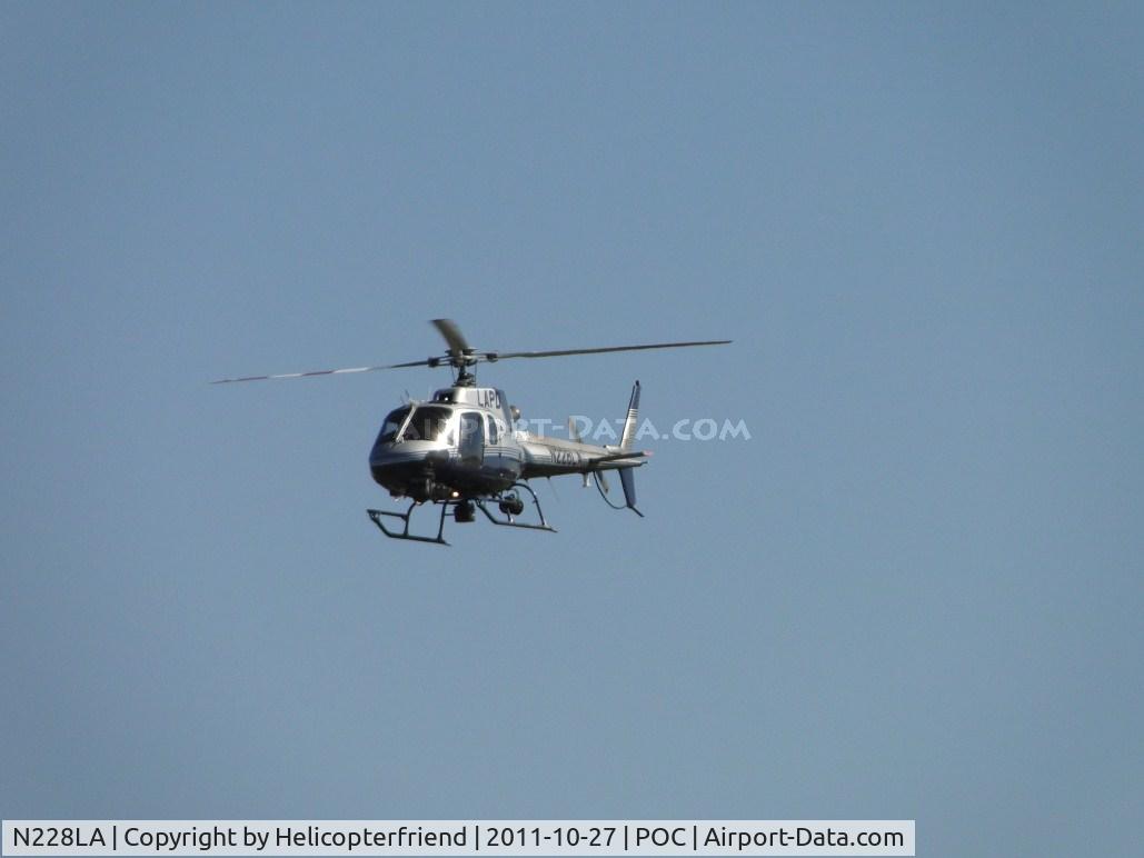 N228LA, 2000 Eurocopter AS-350B-2 Ecureuil Ecureuil C/N 3316, On final for taxiway Sierra