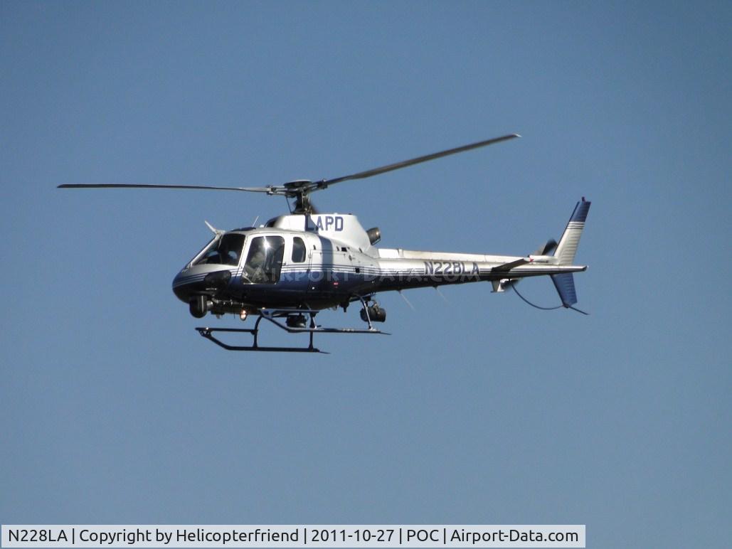 N228LA, 2000 Eurocopter AS-350B-2 Ecureuil Ecureuil C/N 3316, Air taxiing towards the west helipads over taxiway Sierra