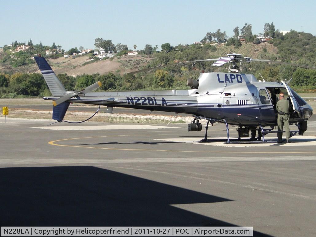 N228LA, 2000 Eurocopter AS-350B-2 Ecureuil Ecureuil C/N 3316, On the helipad and waiting for fuel truck