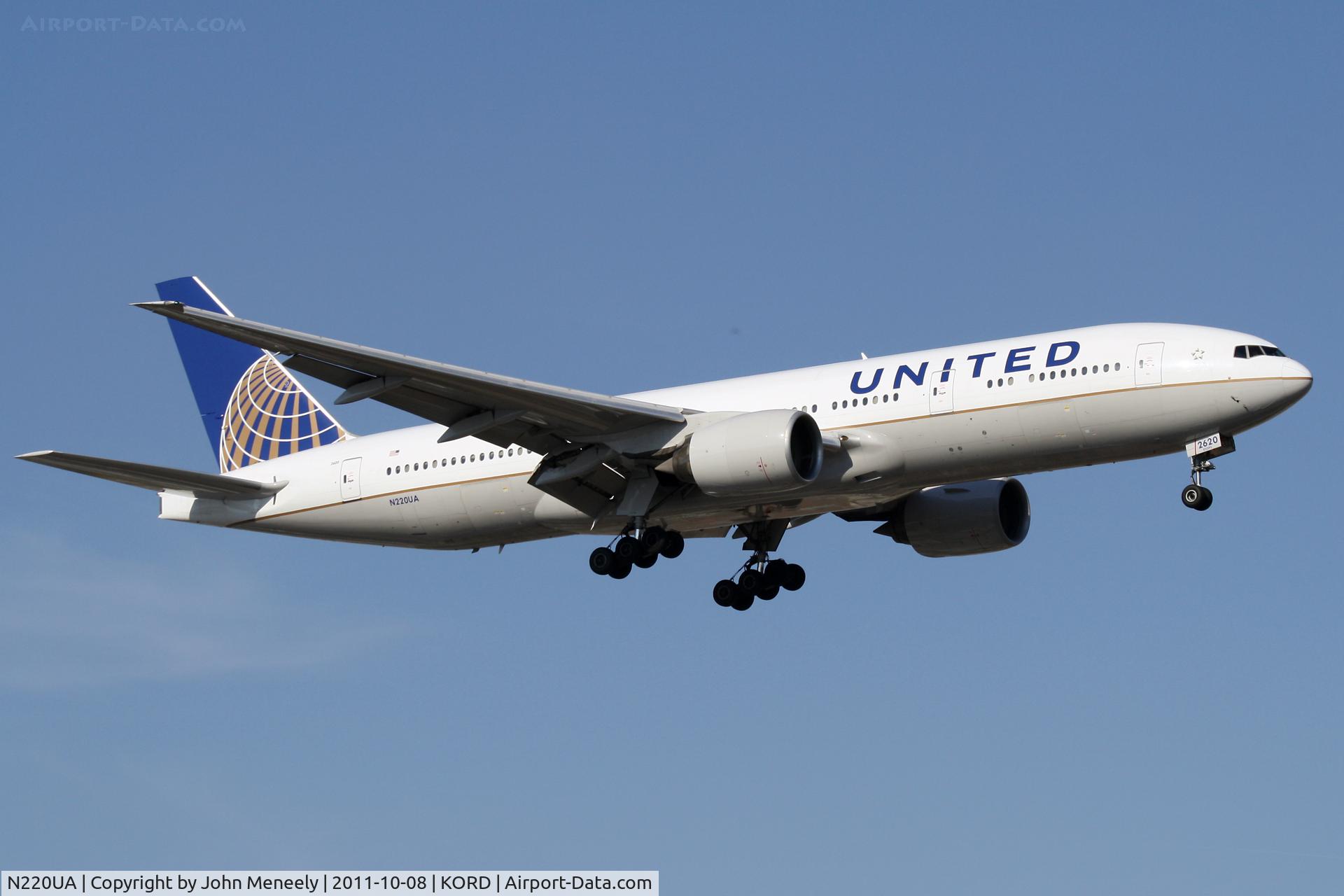 N220UA, 2001 Boeing 777-222 C/N 30223, Short final