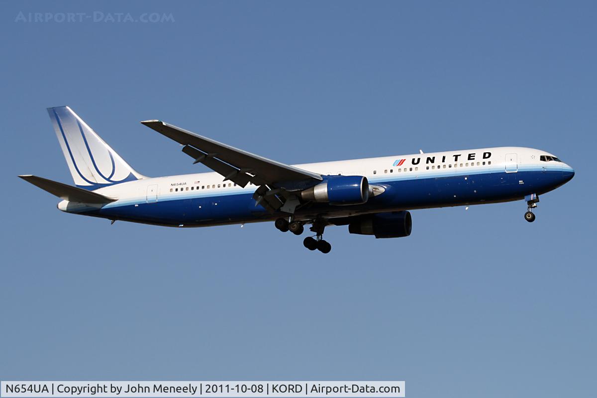 N654UA, 1992 Boeing 767-322ER C/N 25392, Short final for 14R
