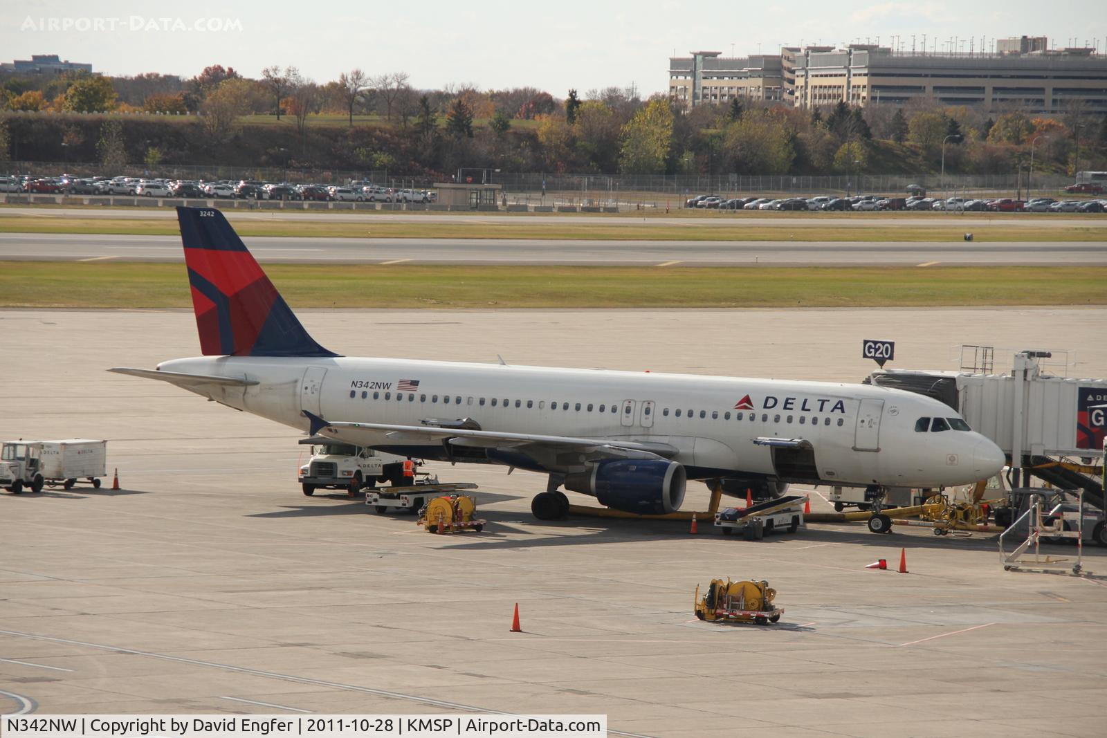 N342NW, 1993 Airbus A320-212 C/N 381, 30L @ KMSP