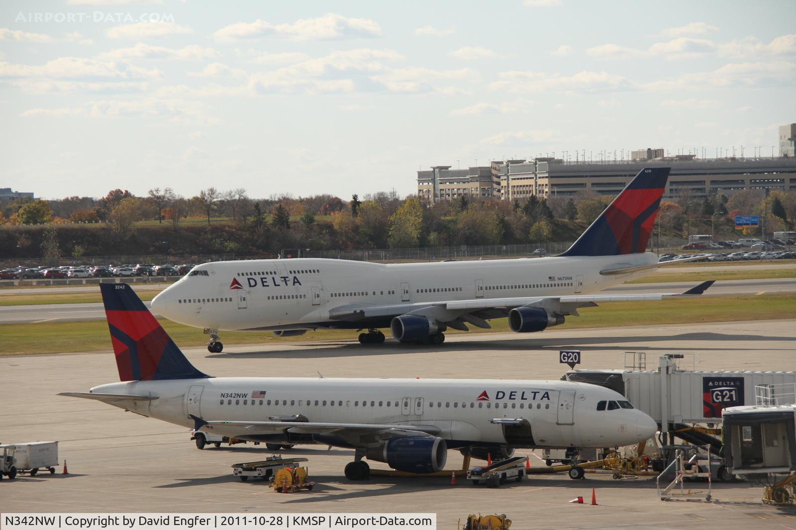 N342NW, 1993 Airbus A320-212 C/N 381, 30L @ KMSP