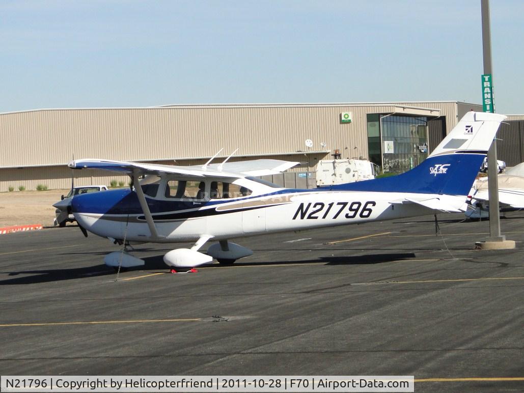N21796, 2004 Cessna T182T Turbo Skylane C/N T18208329, Tied down and parked