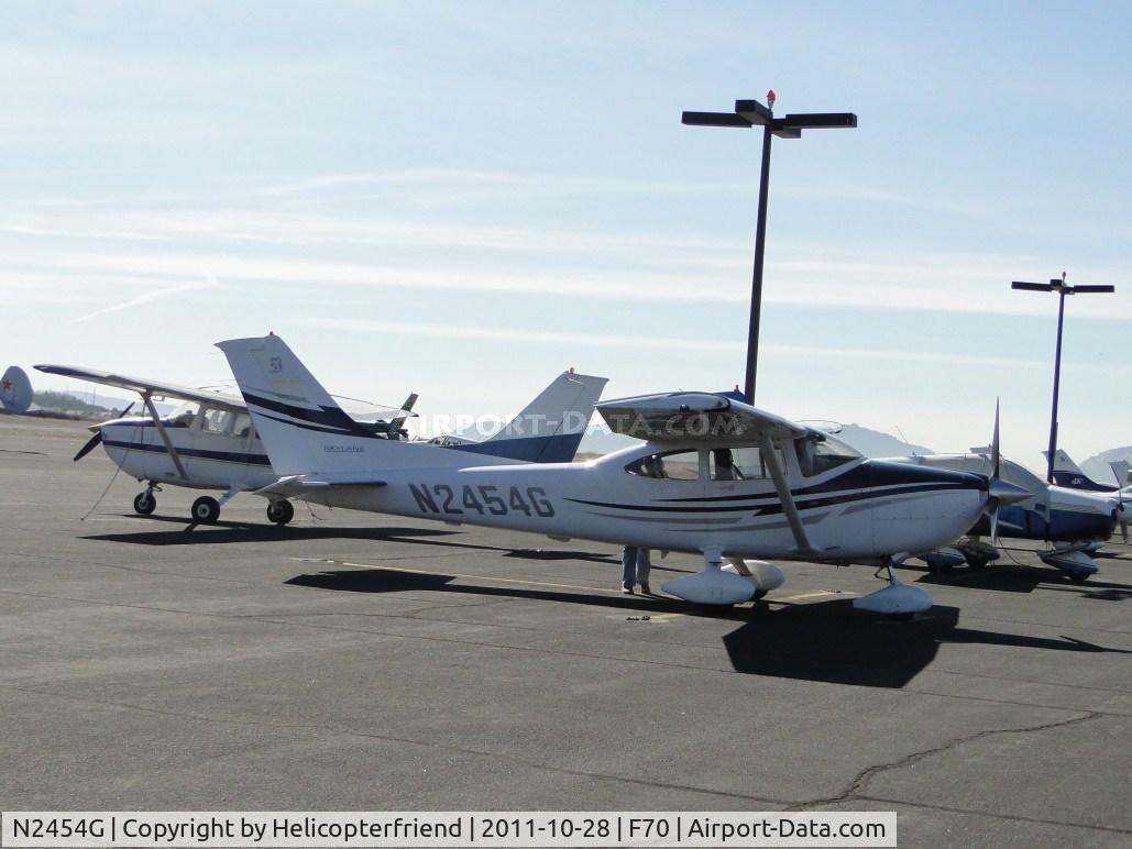 N2454G, 2005 Cessna 182T Skylane C/N 18281725, Parked