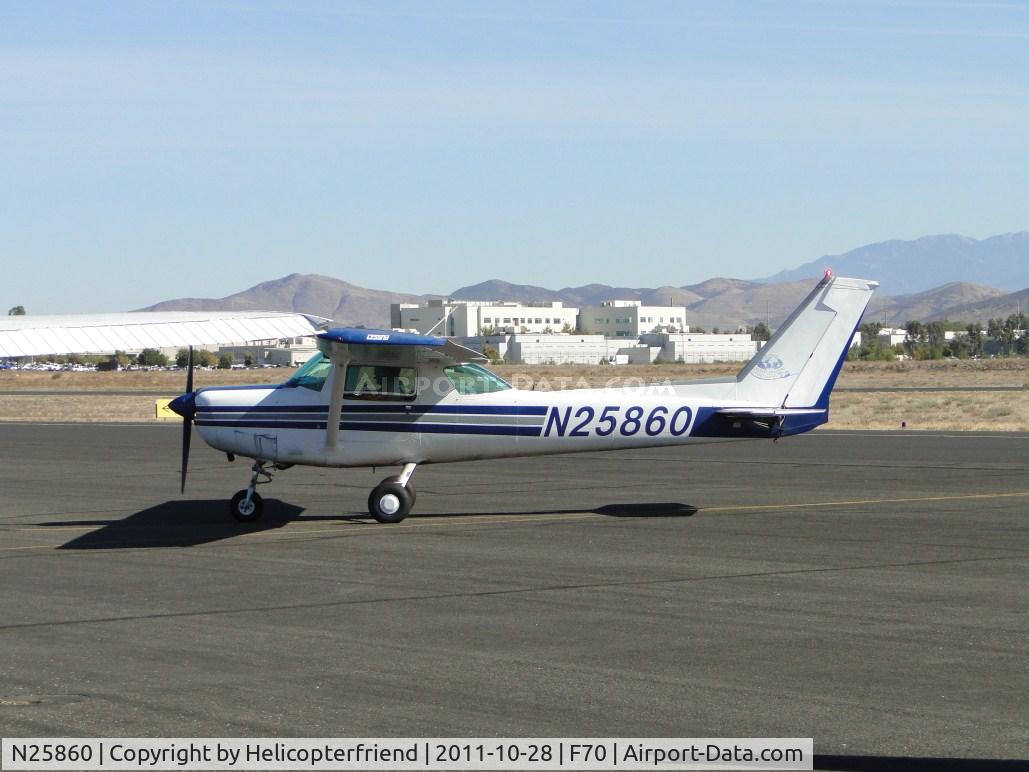 N25860, 1977 Cessna 152 C/N 15280825, Taxiing into transient parking area