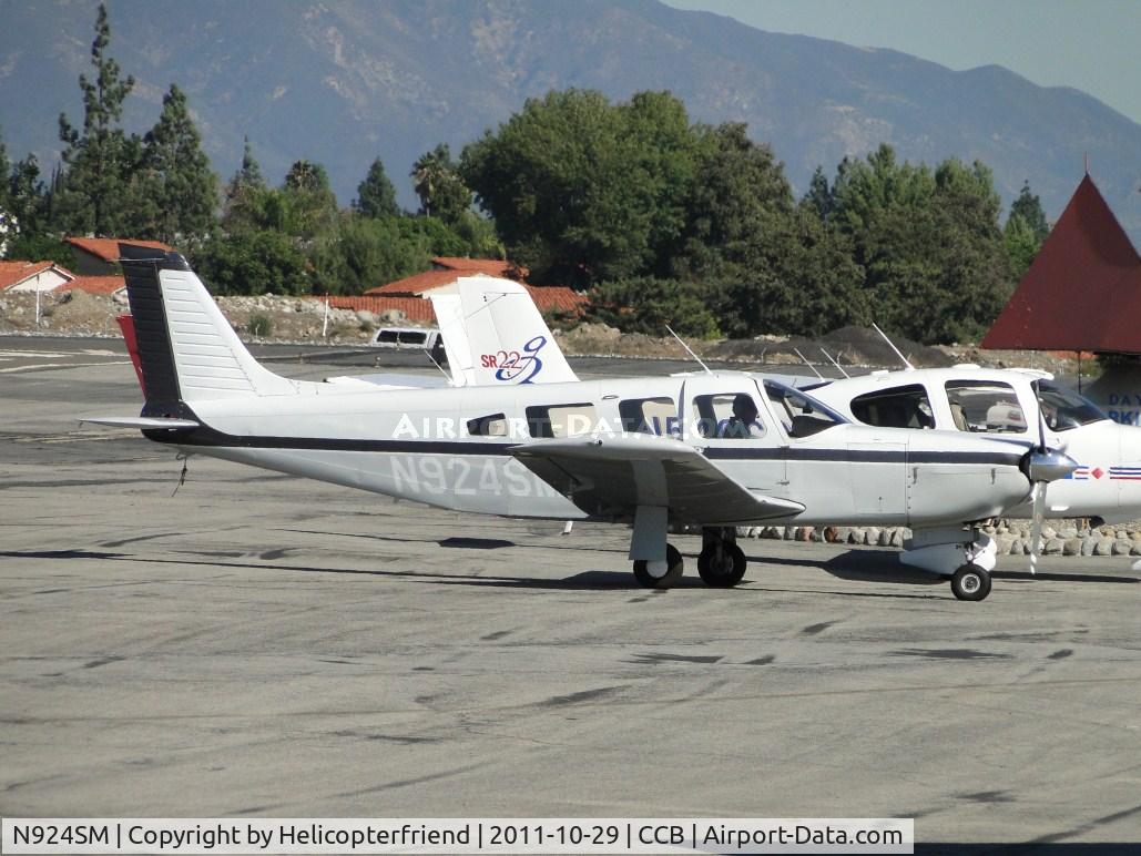 N924SM, 1976 Piper PA-32R-300 Cherokee Lance C/N 32R-7680090, Parking north of Maniac Mike's Cafe