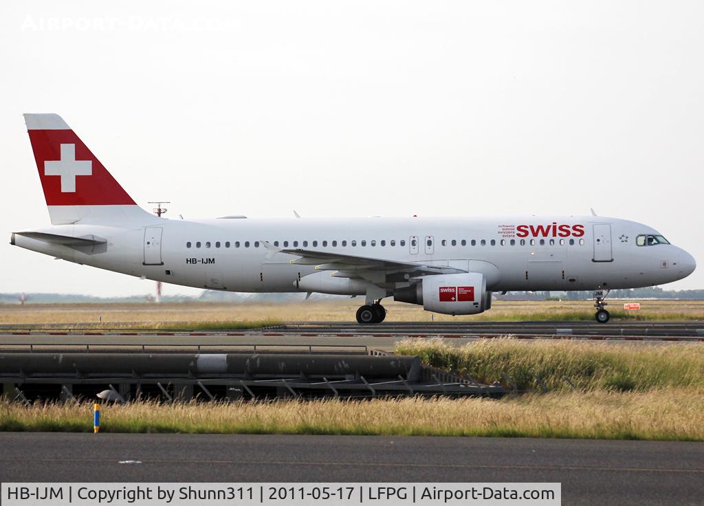 HB-IJM, 1996 Airbus A320-214 C/N 635, Taxiing to the Terminal...