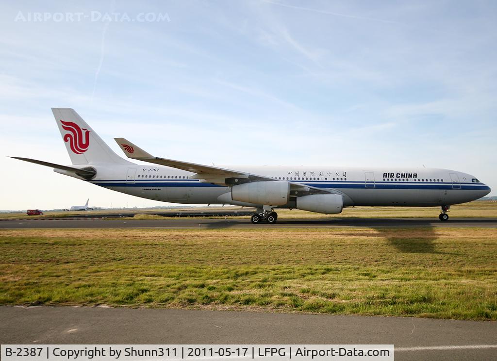 B-2387, Airbus A340-313 C/N 201, Taxiing to the Terminal...