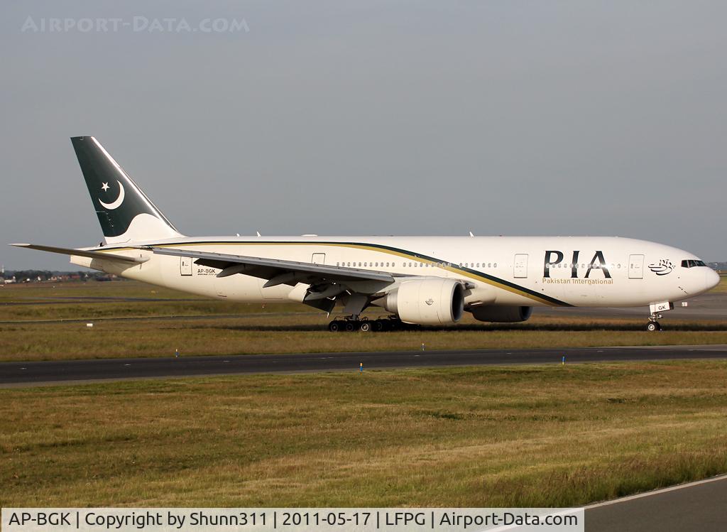 AP-BGK, 2004 Boeing 777-240/ER C/N 33776, Taxiing to the Terminal...