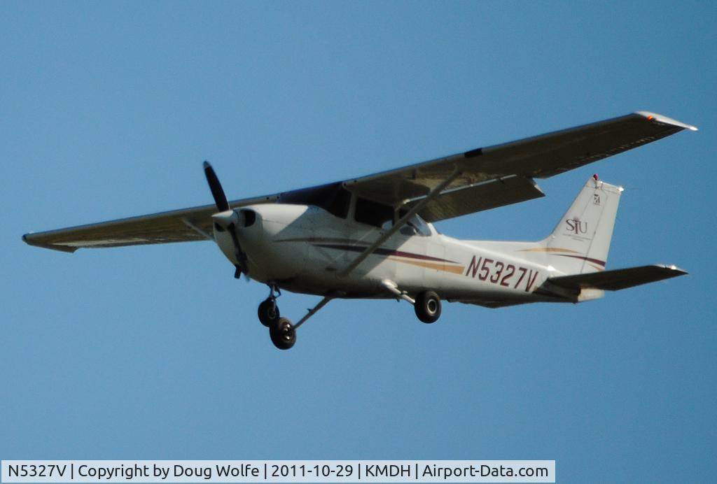 N5327V, 2003 Cessna 172R C/N 17281151, Southern Illinois University Cessna practicing landings at Southern Illinois Airport.