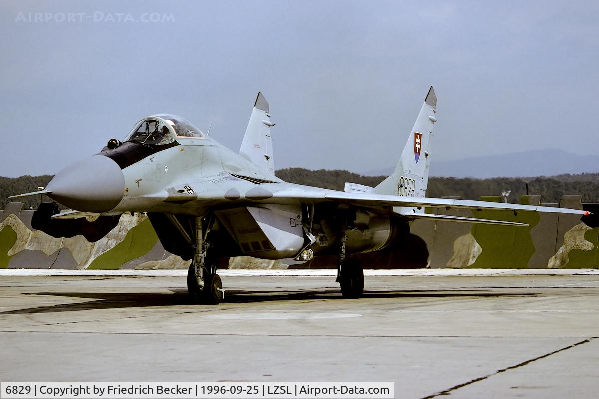 6829, Mikoyan-Gurevich MiG-29A C/N 2960536068, taxying to the active