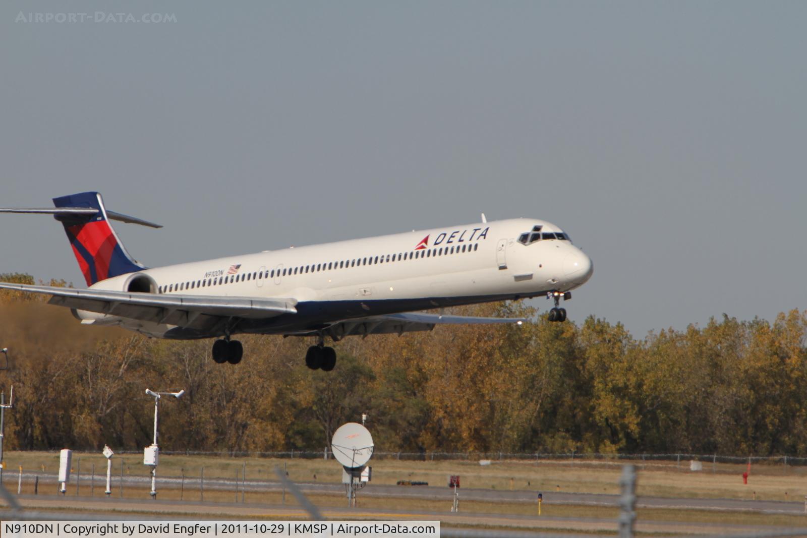 N910DN, 1995 McDonnell Douglas MD-90-30 C/N 53390, 12R @ KMSP