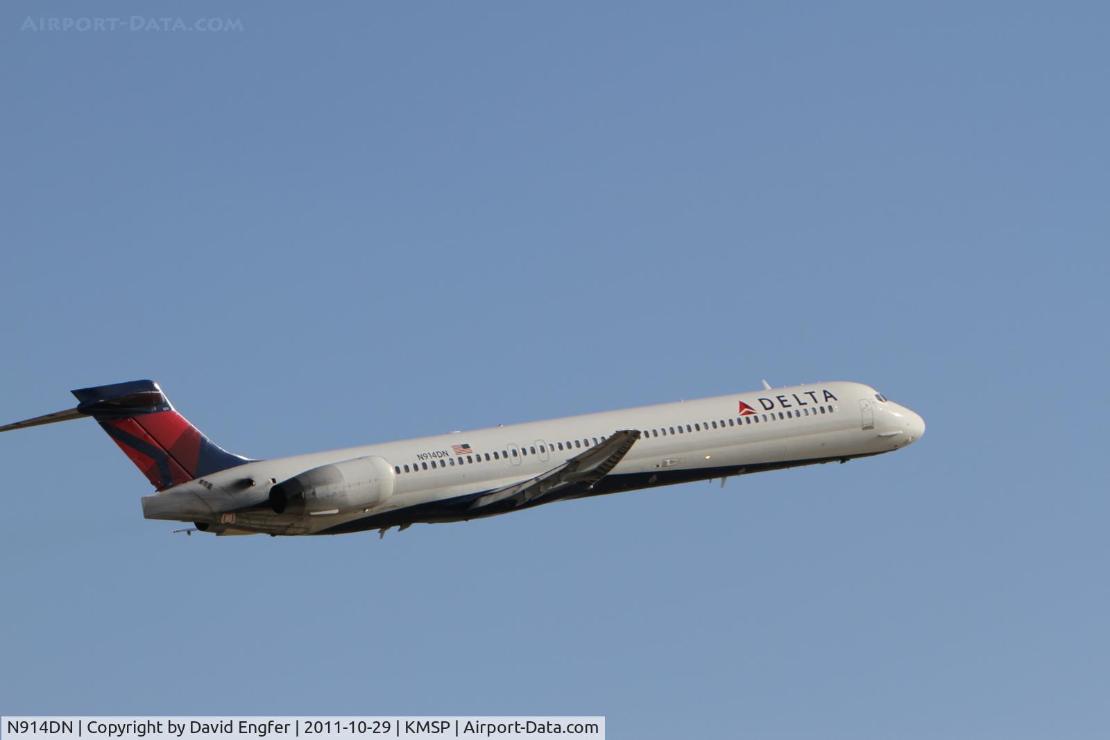 N914DN, 1996 McDonnell Douglas MD-90-30 C/N 53394, 35 @ KMSP