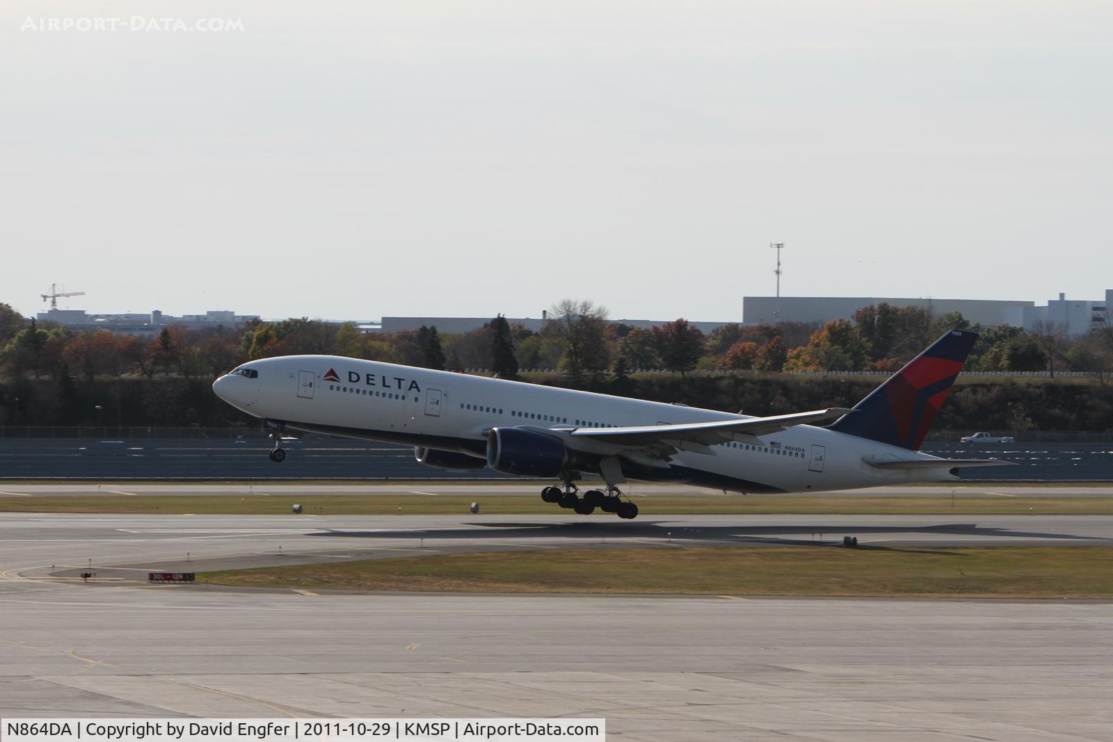 N864DA, 1999 Boeing 777-232 C/N 29736, 12R @KMSP