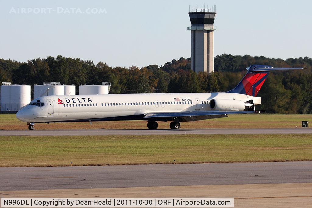 N996DL, 1991 McDonnell Douglas MD-88 C/N 53363, Delta Air Lines N996DL (FLT DAL2148) rolling out on RWY 5 after arrival from Hartsfield-Jackson Atlanta Int'l (KATL). The crew reported a close encounter with a very large bird while on final approach. Fortunately it was a miss and no harm to the fowl.