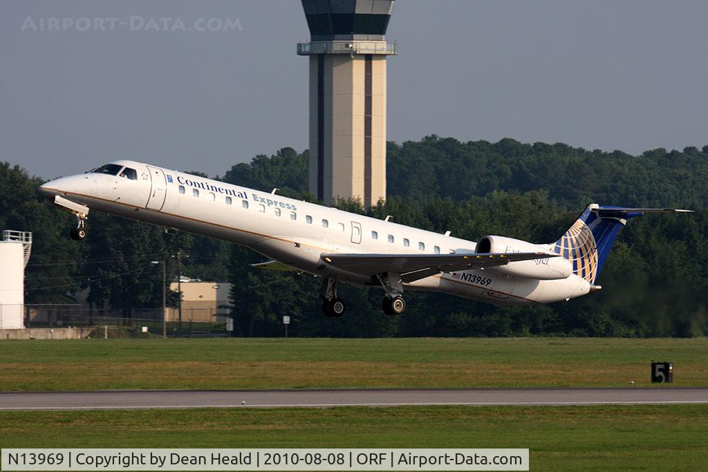 N13969, 1999 Embraer EMB-145LR C/N 145141, Continental Express (ExpressJet Airlines) N13969 departing RWY 5.