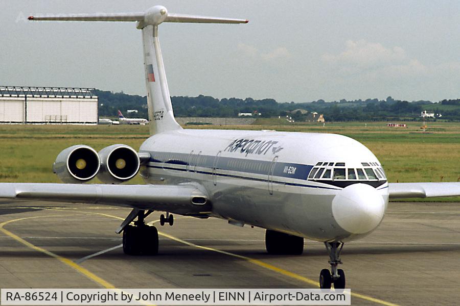RA-86524, Ilyushin Il-62M C/N 3242321, Taxiing to the gate - August 1993