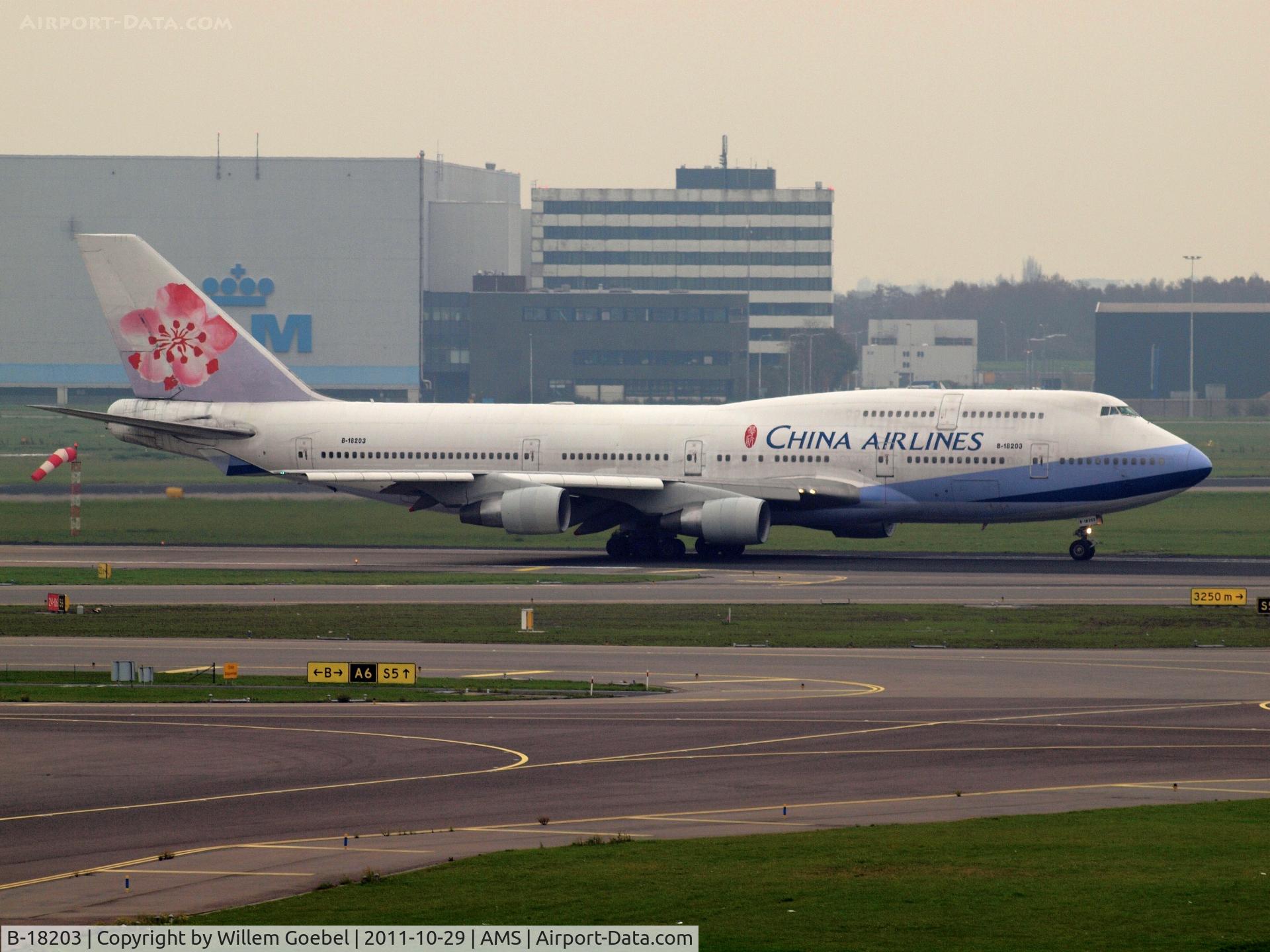B-18203, Boeing 747-409 C/N 28711, Taxi to the runway24 on Schiphol Airport