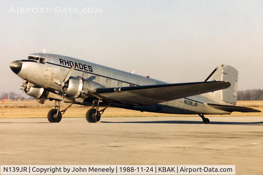 N139JR, 1943 Douglas DC3C C/N 20550, Parked
