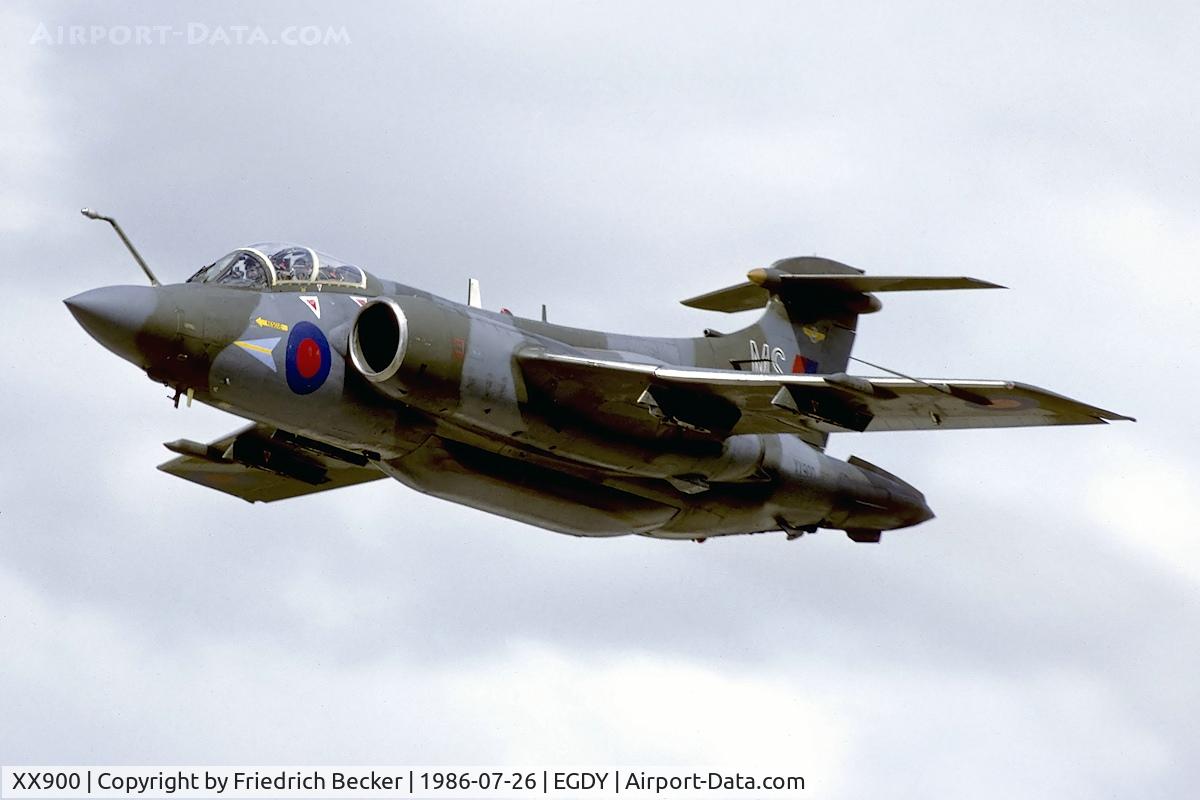 XX900, 1976 Hawker Siddeley Buccaneer S.2B C/N B3-05-75, low pass