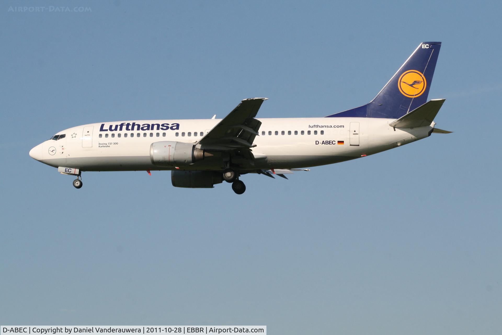 D-ABEC, 1991 Boeing 737-330 C/N 25149, Flight LH1012 is descending to RWY 25L