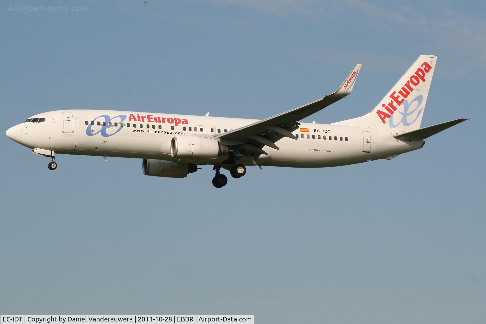 EC-IDT, 2002 Boeing 737-86Q C/N 30281, Flight FQ5815 is arriving to RWY 25L
