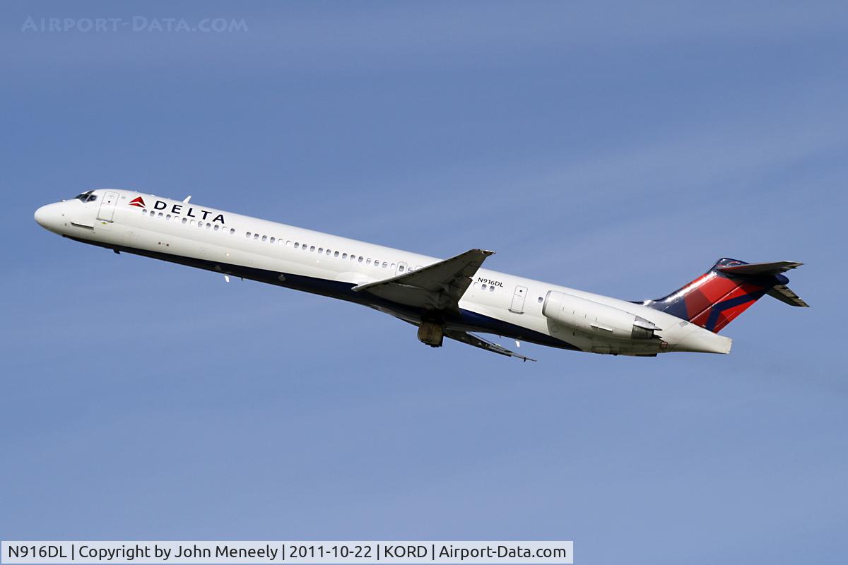 N916DL, 1988 McDonnell Douglas MD-88 C/N 49591, Climbing out from 22L