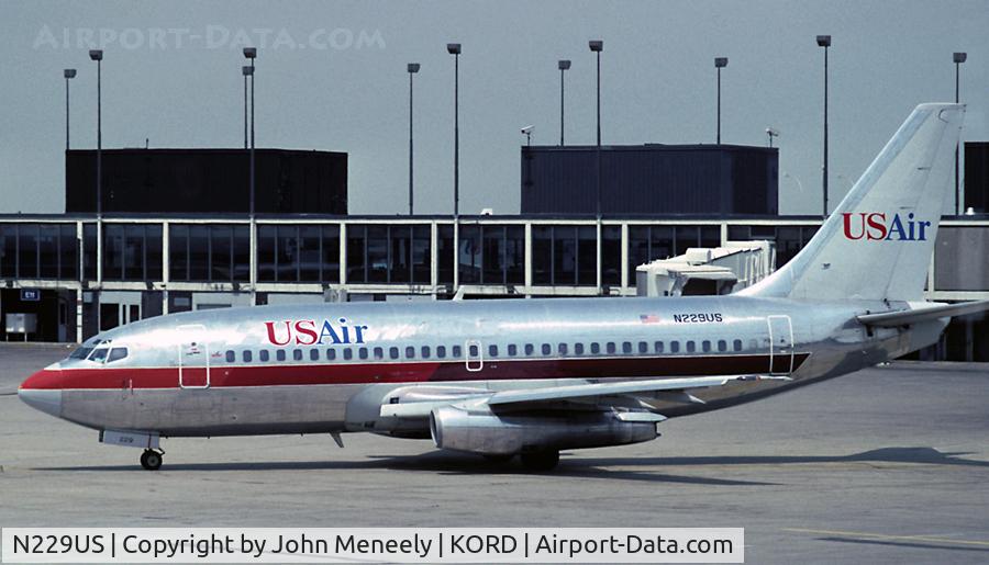 N229US, 1979 Boeing 737-201 C/N 21818, Taxiing out - July 1989