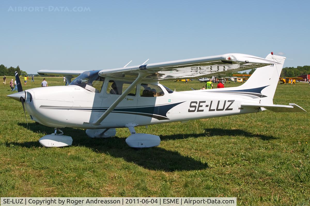 SE-LUZ, 2004 Cessna 172S C/N 172S9637, At EAA Fly-In