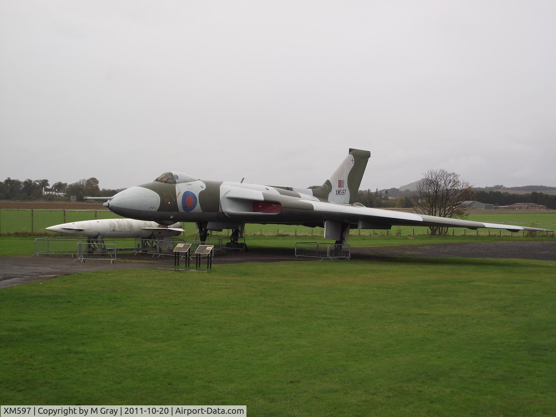 XM597, 1963 Avro Vulcan B.2 C/N Set 61, XM597 with missile