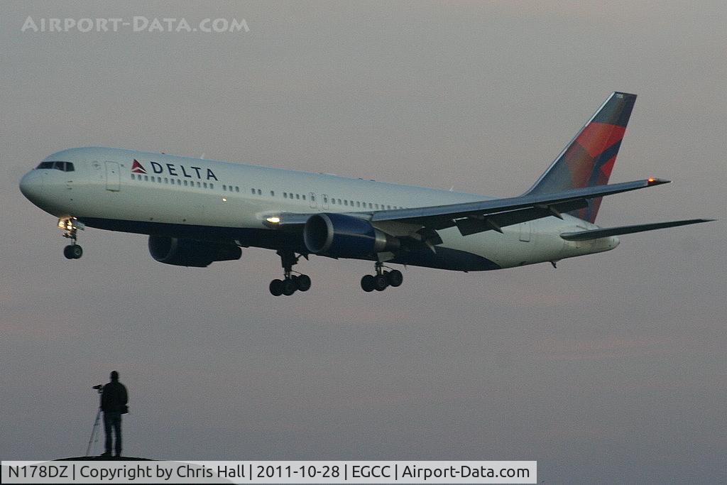 N178DZ, 2000 Boeing 767-332/ER C/N 30596, photographer on the mound at the 23R threshold at first light