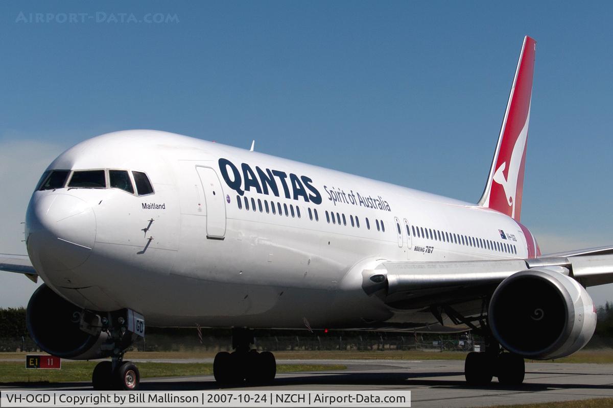 VH-OGD, 1988 Boeing 767-338 C/N 24407, taxi after landing on 29