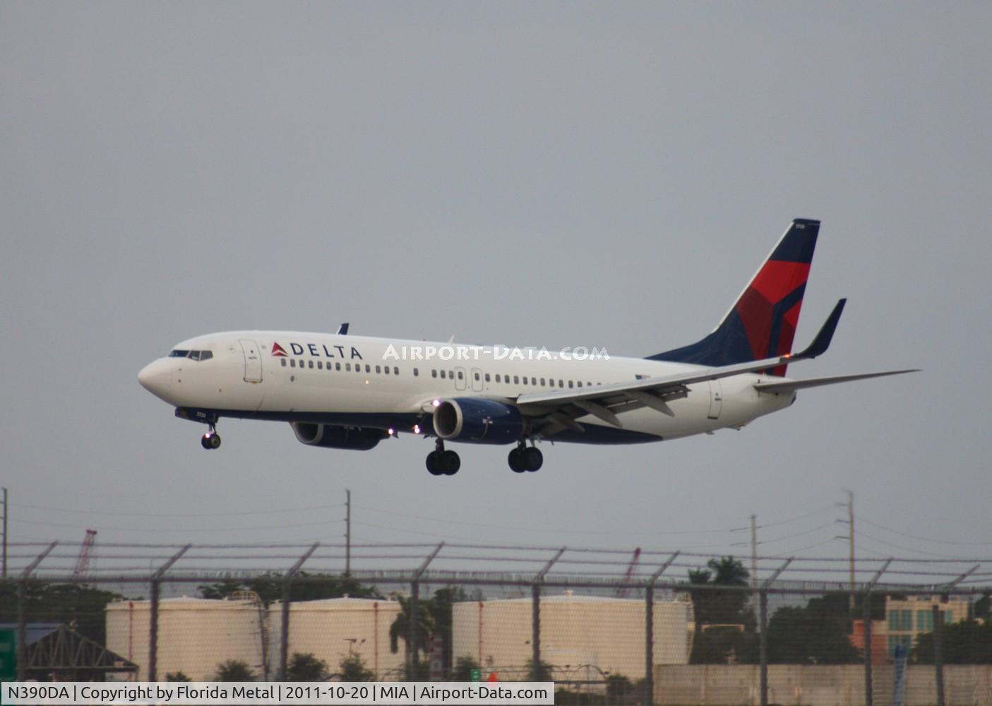 N390DA, 2000 Boeing 737-832 C/N 30536, Delta 737-800