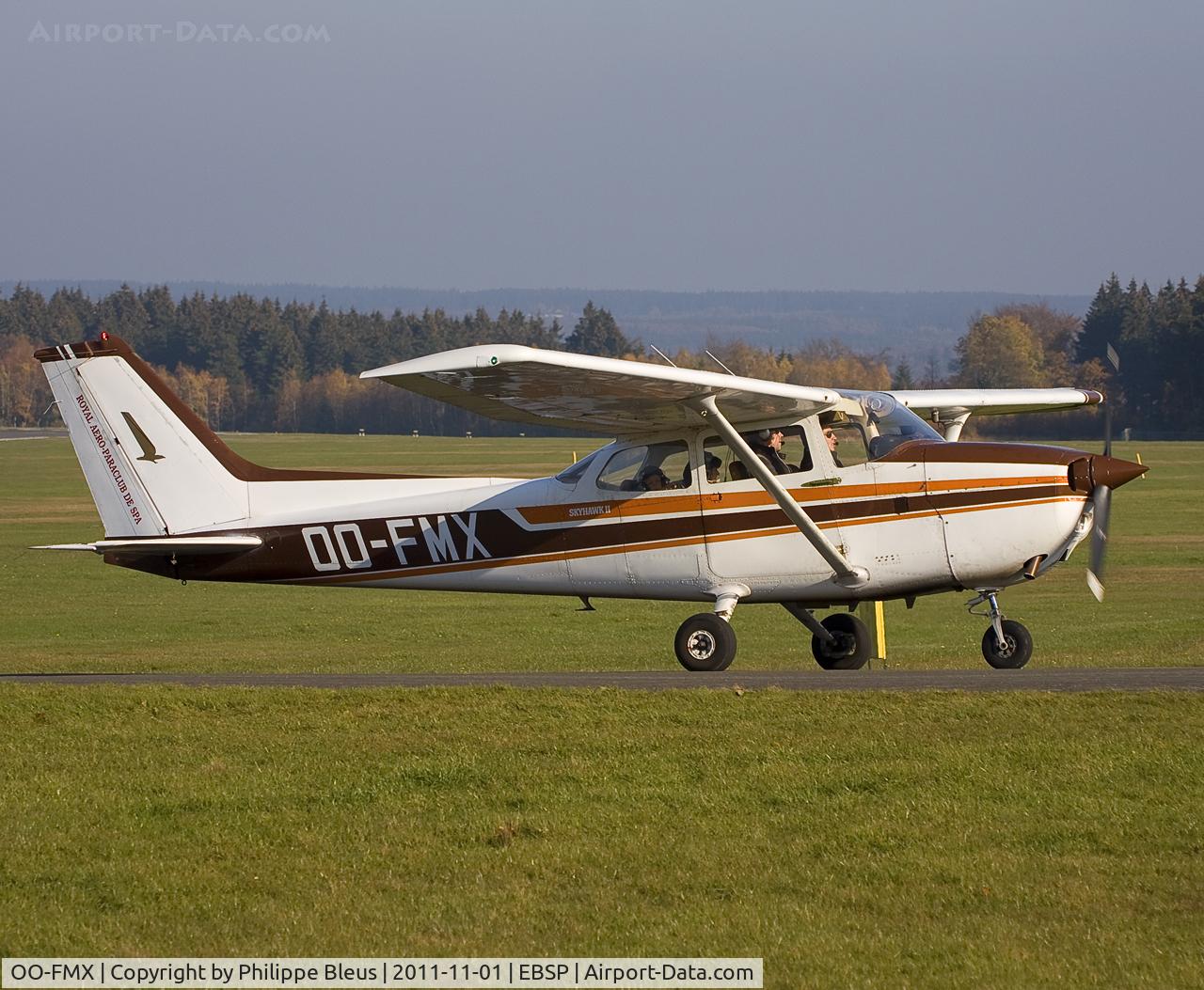 OO-FMX, Reims F172N 100 II Skyhawk C/N 2031, Climbing up the hill, via taxiway, out off rwy 23 (just landed), to the parking lot and hangar.