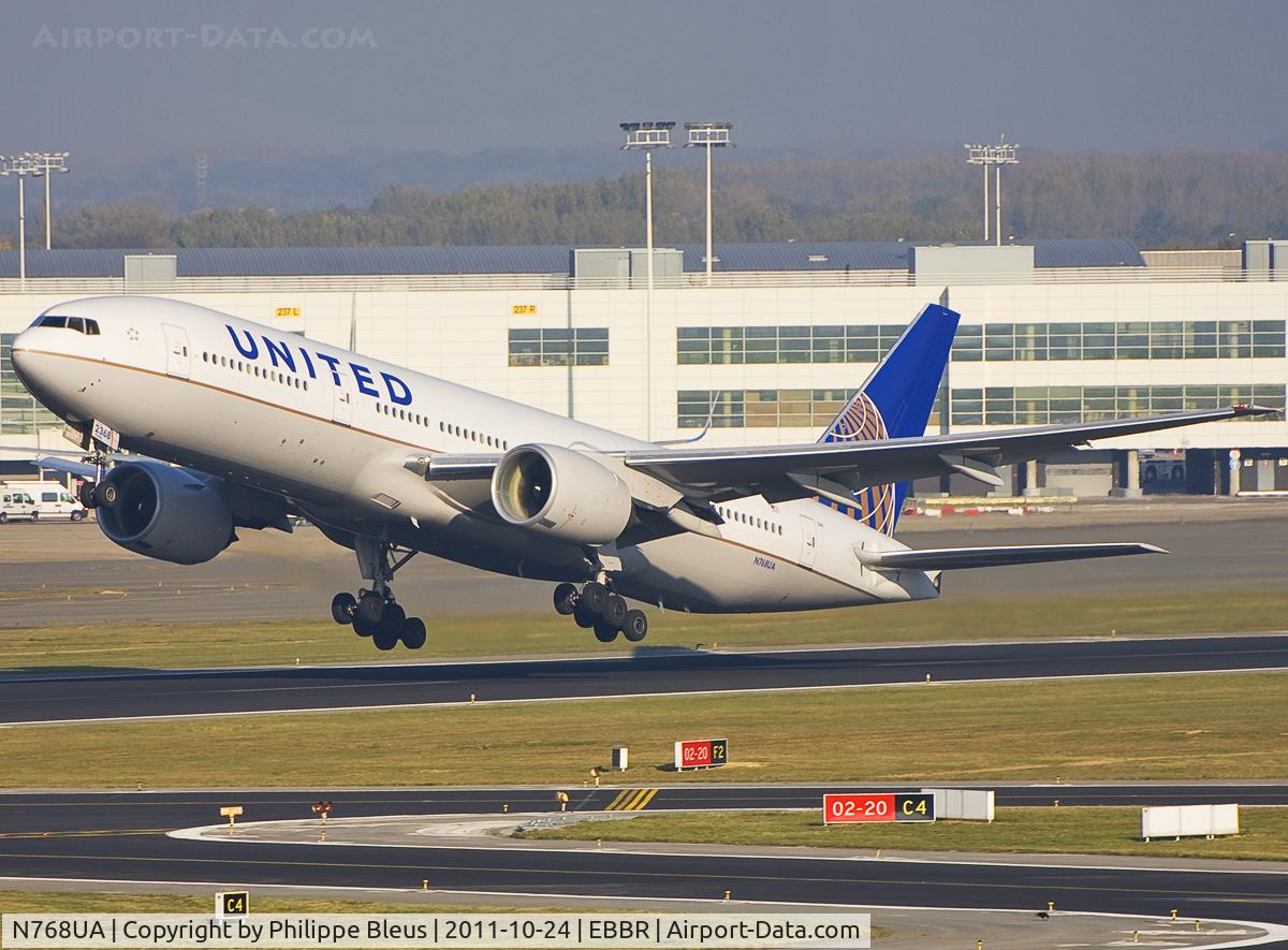 N768UA, 1995 Boeing 777-222 C/N 26919, Lift off rwy 20, back to Newark.