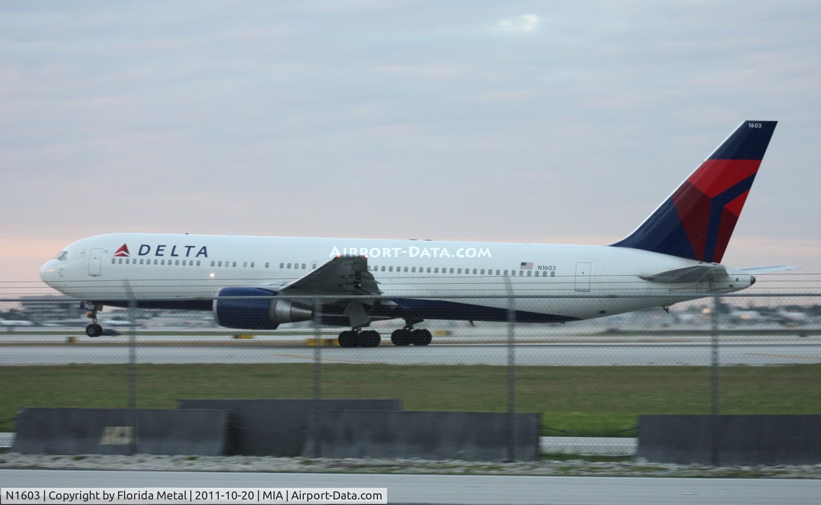 N1603, 1999 Boeing 767-332 C/N 29695, Delta 767