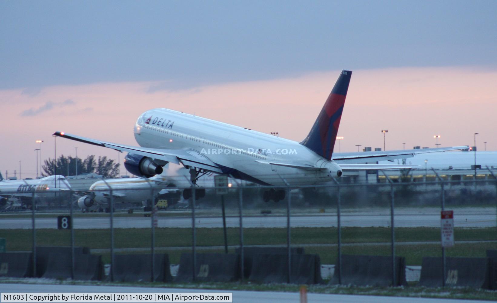 N1603, 1999 Boeing 767-332 C/N 29695, Delta 767