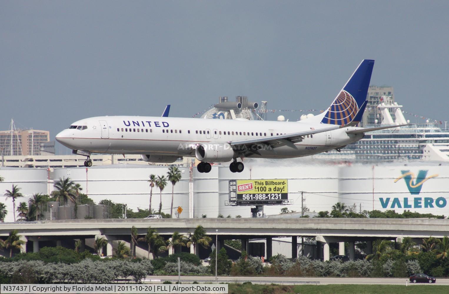 N37437, 2009 Boeing 737-924/ER C/N 33532, United 737-900