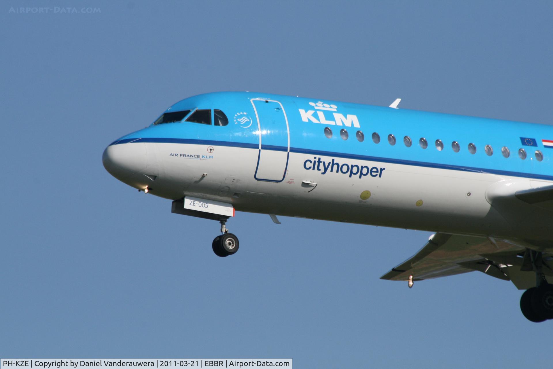 PH-KZE, 1996 Fokker 70 (F-28-0070) C/N 11576, Arrival of flight KL1723 to RWY 25L