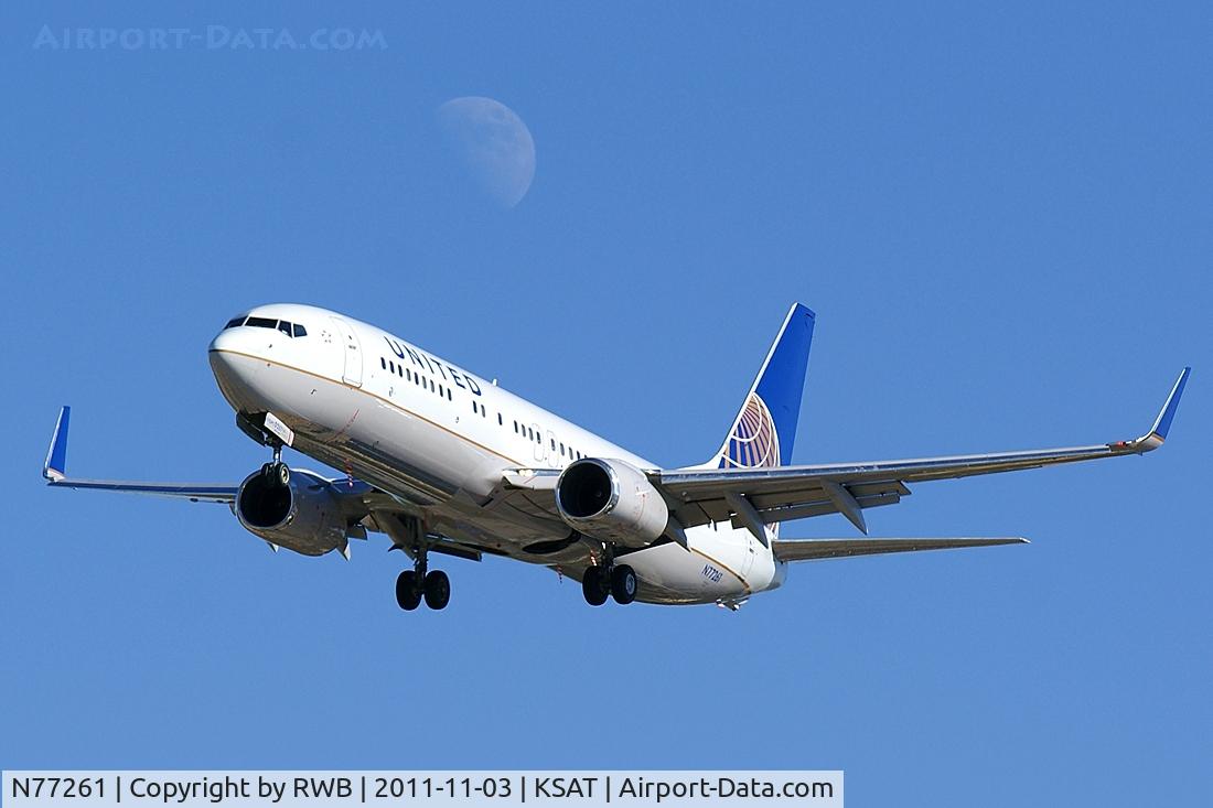 N77261, 2001 Boeing 737-824 C/N 31582, Landing 30L