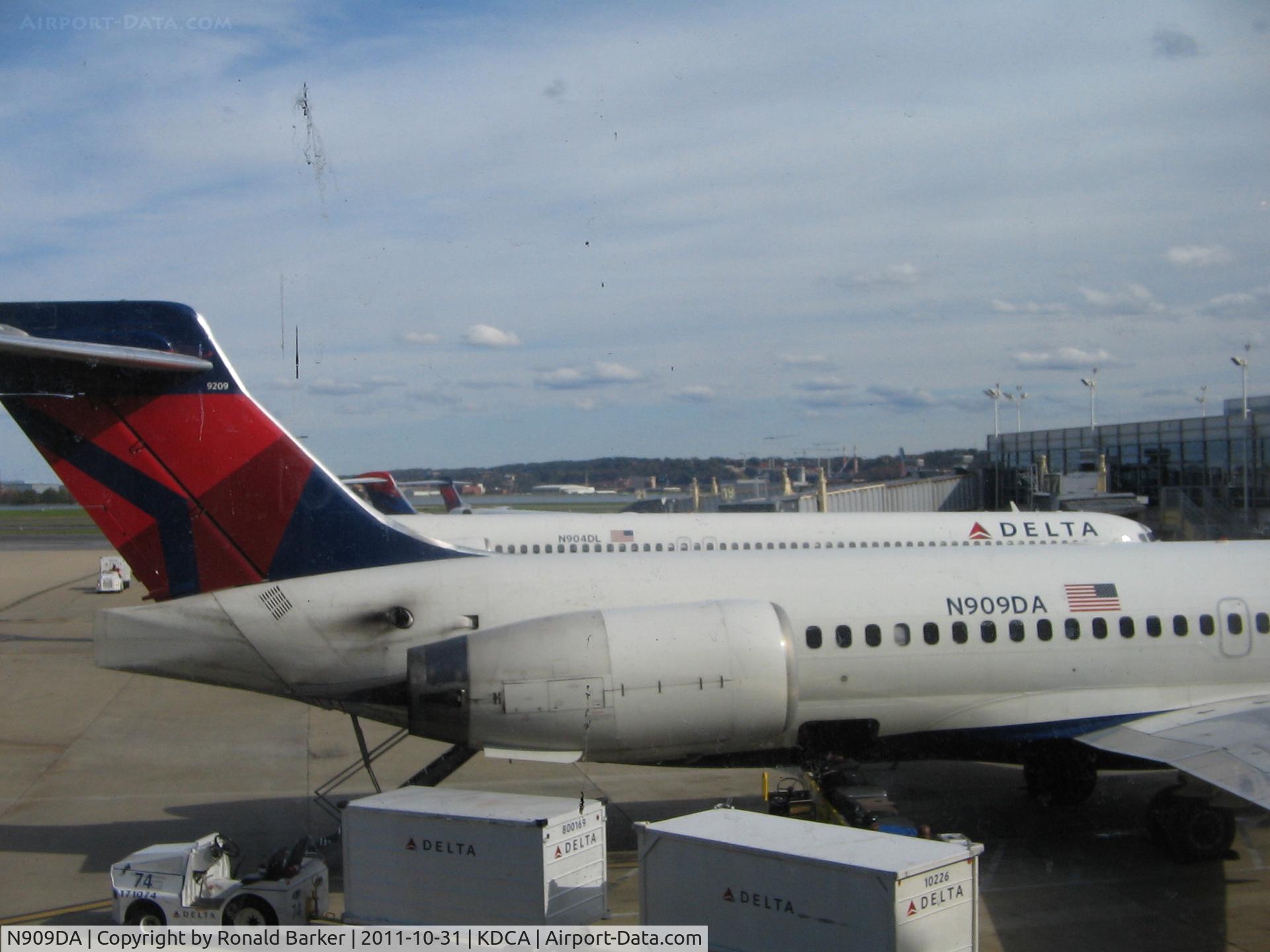 N909DA, 1995 McDonnell Douglas MD-90-30 C/N 53389, DCA, VA