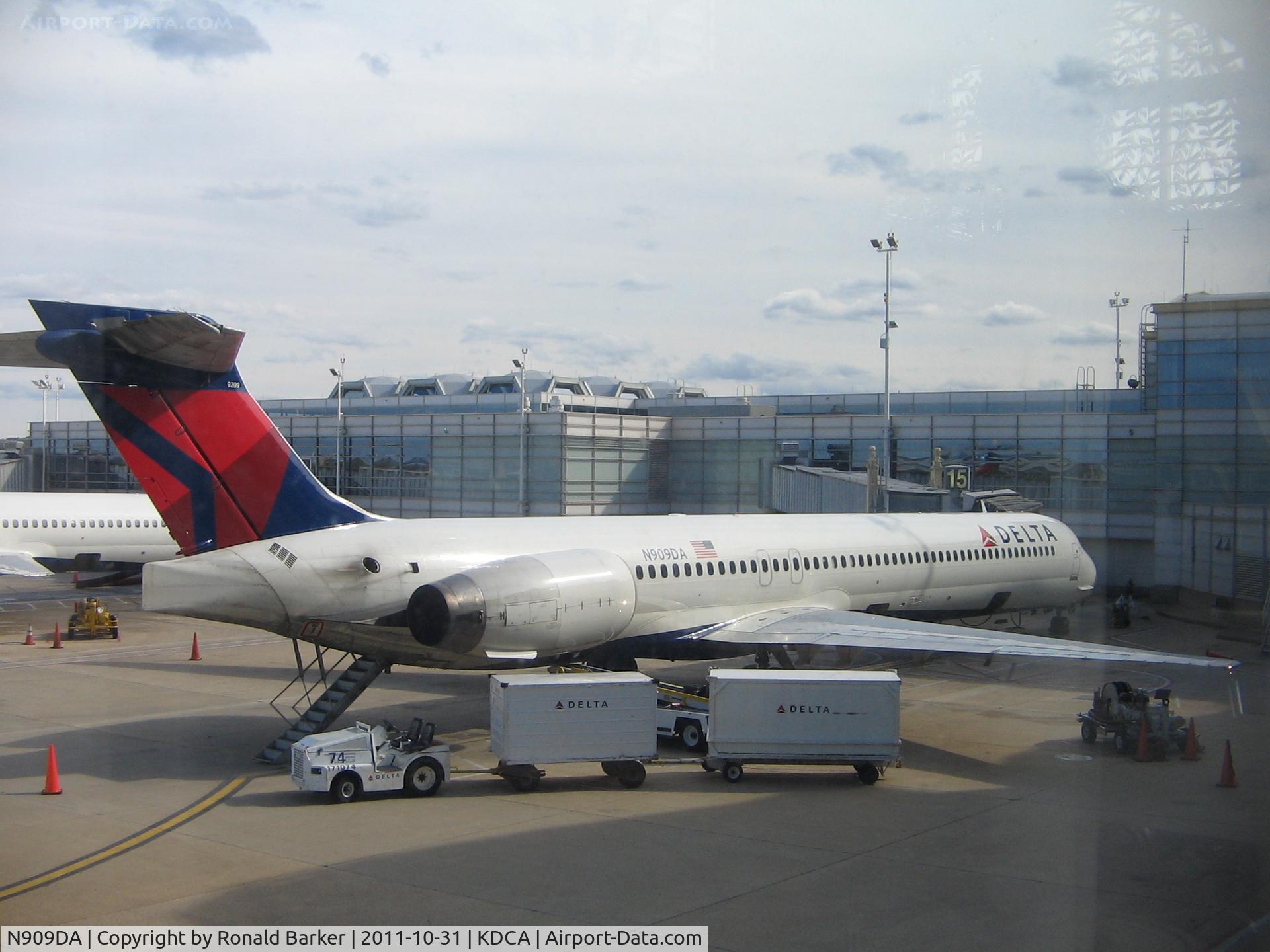 N909DA, 1995 McDonnell Douglas MD-90-30 C/N 53389, DCA, VA