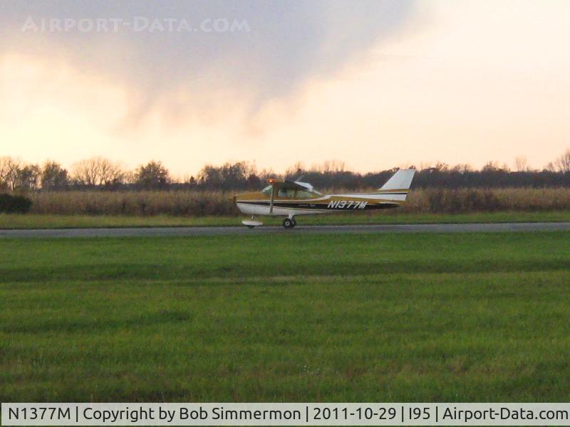 N1377M, 1972 Cessna 172L C/N 17260577, Departing RWY 22 - Kenton, Ohio