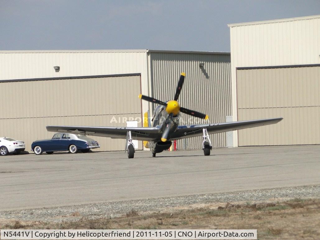 N5441V, 1961 North American F-51D Mustang C/N 45-11582, Taxiing to runway for formation take off