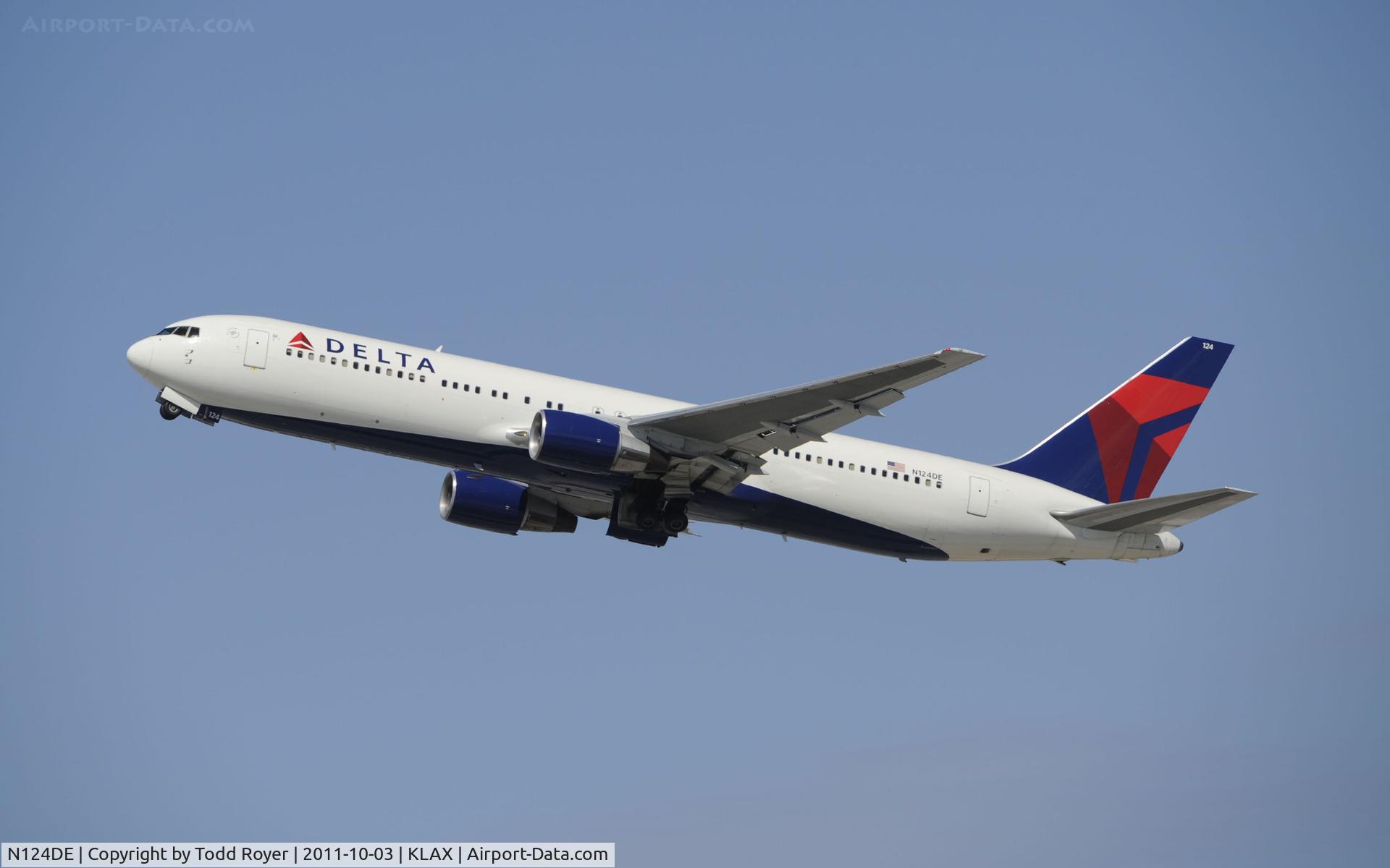 N124DE, 1987 Boeing 767-332 C/N 23438, Departing LAX