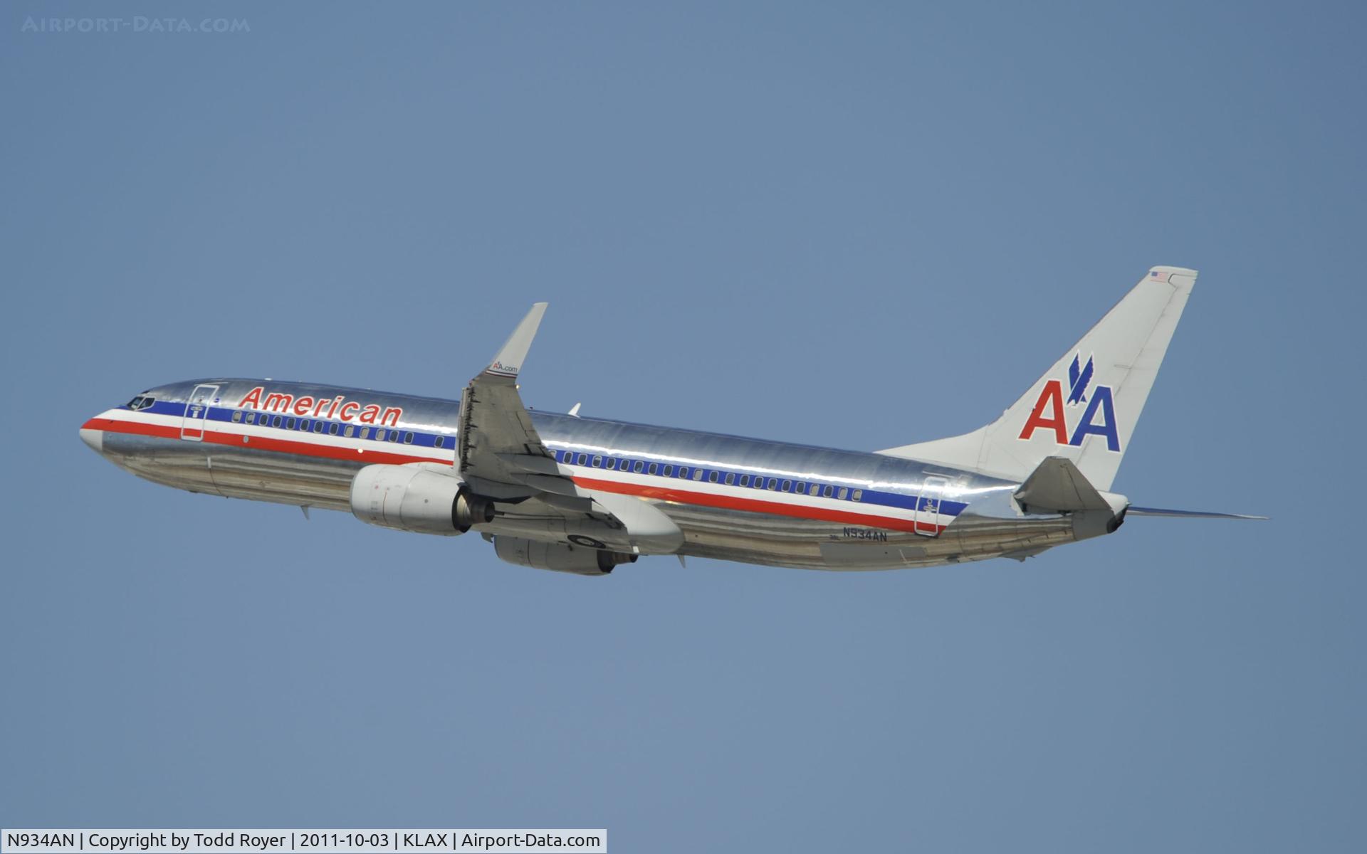 N934AN, 2000 Boeing 737-823 C/N 29531, Departing LAX