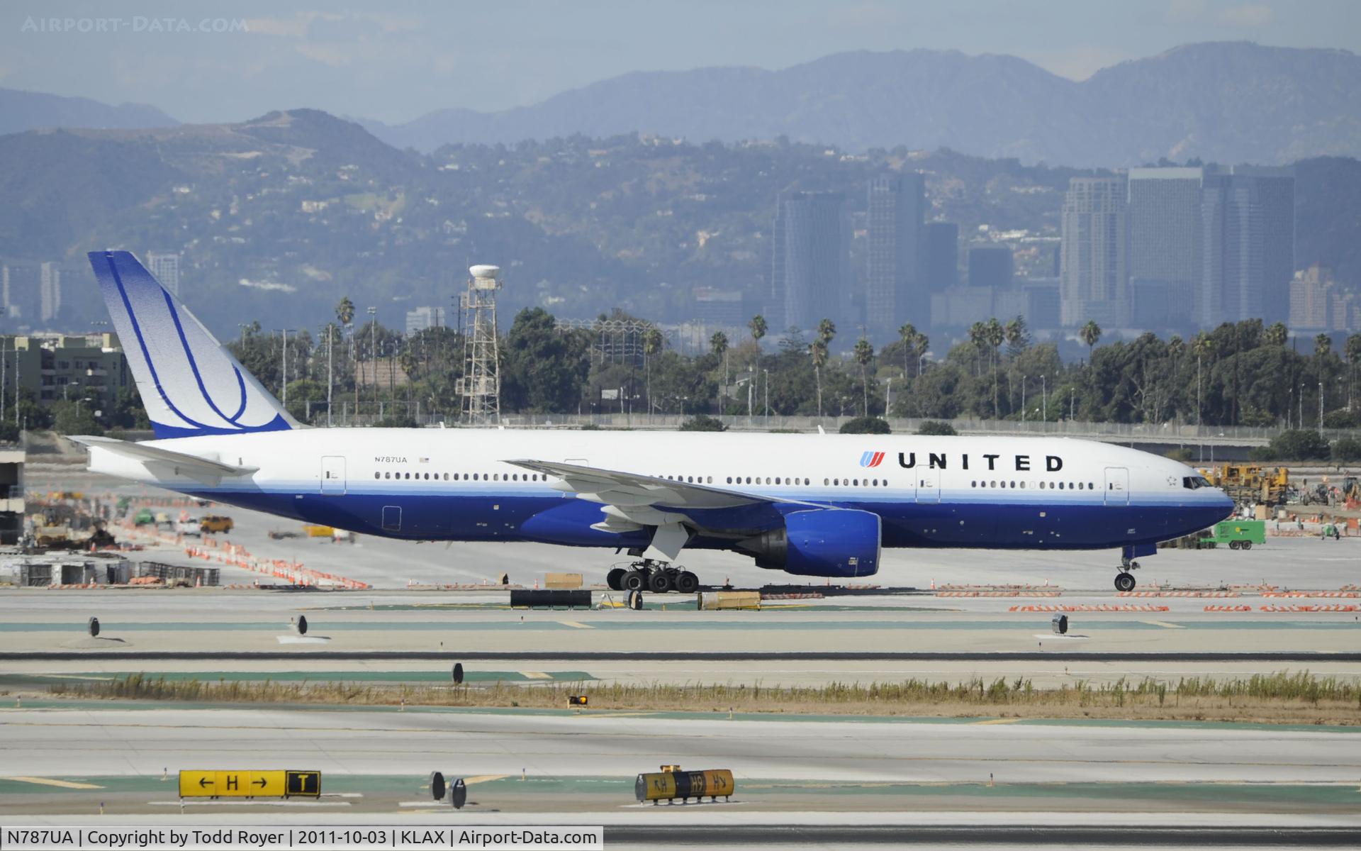 N787UA, 1997 Boeing 777-222 C/N 26939, Taxiing at LAX